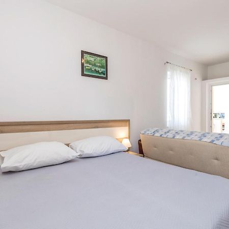 Gorgeous Apartment In Mandre With Kitchen Extérieur photo