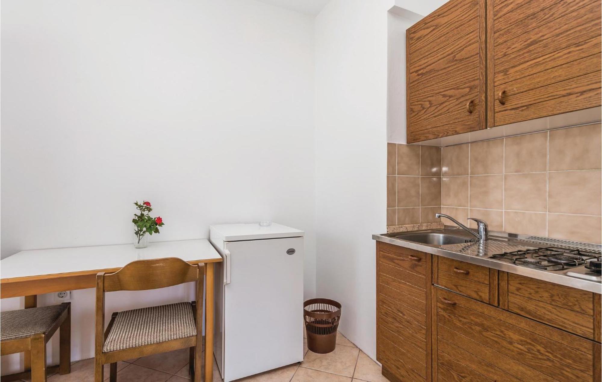Gorgeous Apartment In Mandre With Kitchen Extérieur photo