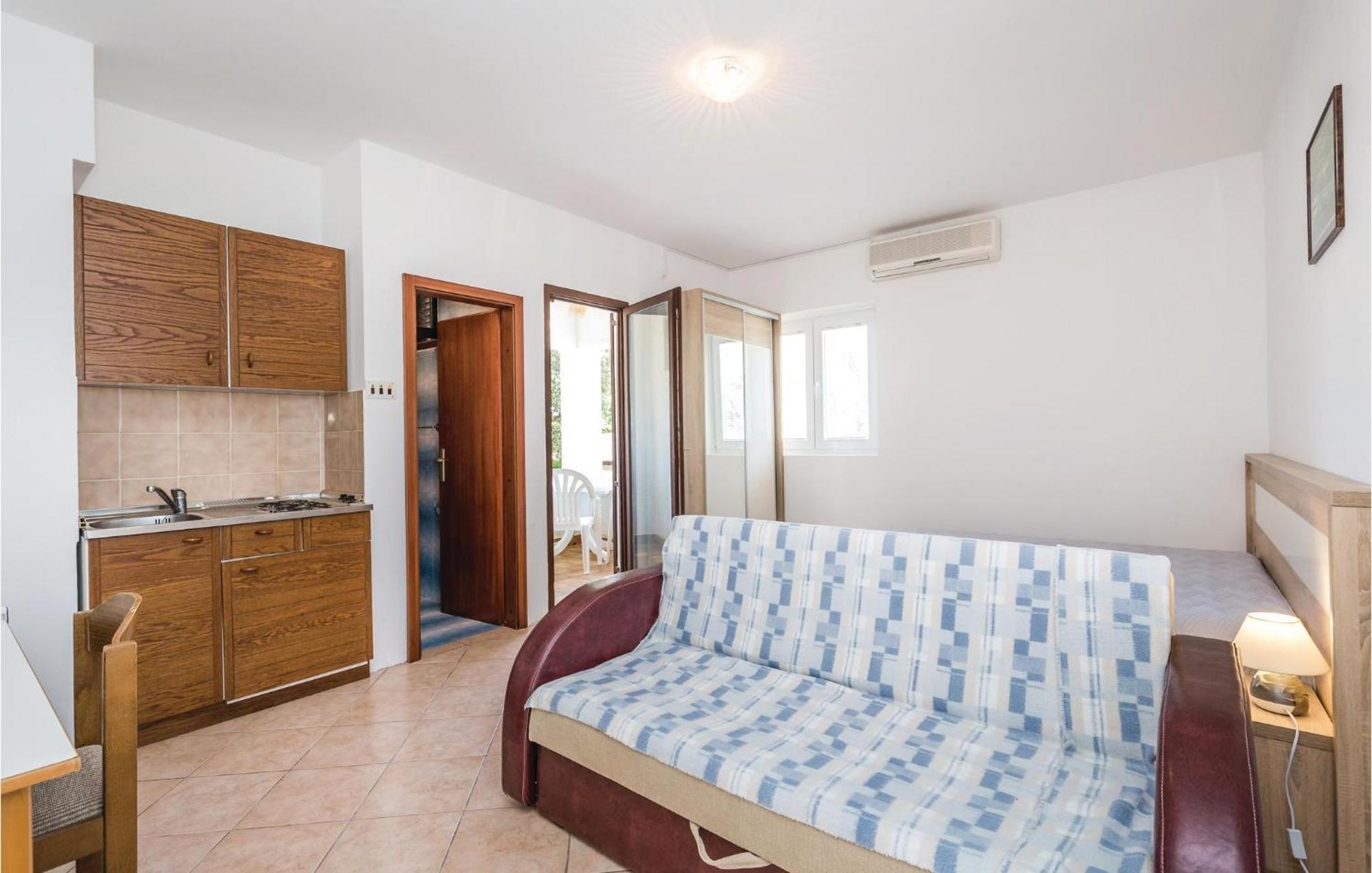 Gorgeous Apartment In Mandre With Kitchen Extérieur photo