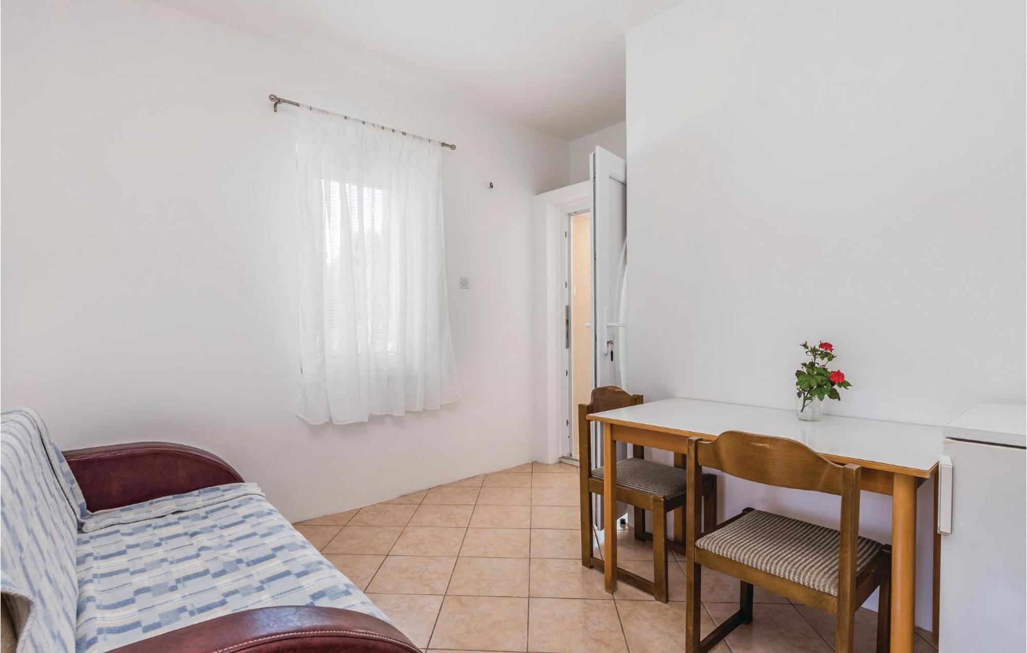 Gorgeous Apartment In Mandre With Kitchen Extérieur photo